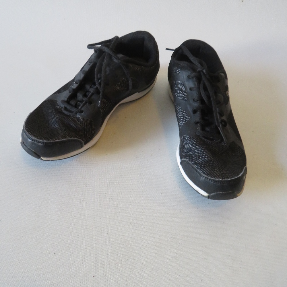 WOMENS RYKA BLACK SNEAKERS 8 *